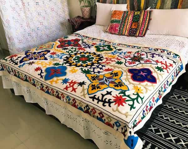 تصویر 3 از رو تختی گل‌ دوزی شده دستی با طراحی سنتی